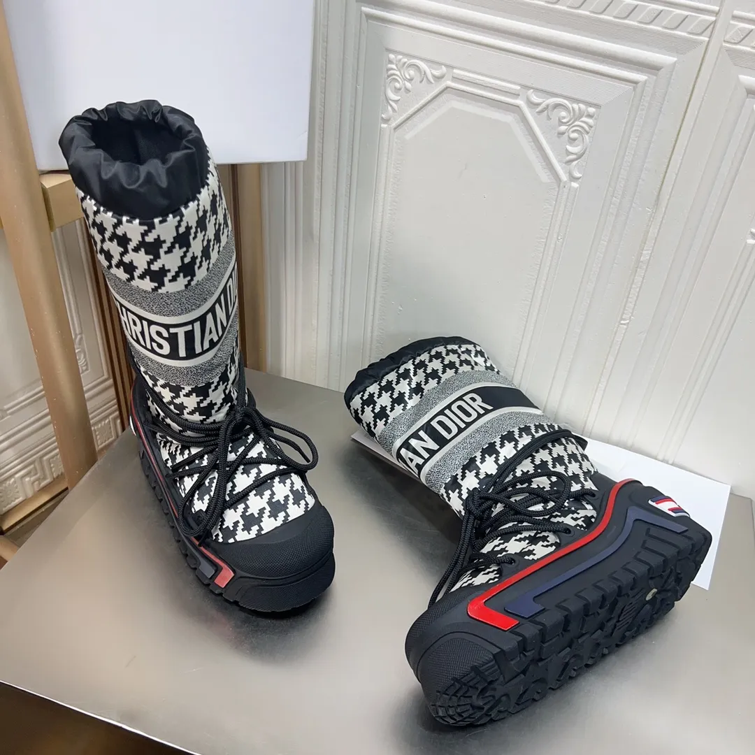 Men's shoes p600! The highest version on the market, Dior Dior's king style snow boots, ski boots, fat and cute, so cute →_→ from the DiorAlps limited series, unique. Shiny nylon Oblique print upper with criss-cross straps for an ideal fit. The technical fabric of the boot shaft, short-cut version, can be worn in the city or in the mountains. It makes the calf slimmer and taller, warm and concave. The boot shaft and sole are made of original waterproof padded lining. The embroidered fabric is original star ⭐ rubber non-slip thick sole and multi-module combination outsole. The size is 35-40. 41Customized